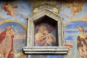 93 Affresco di A. Sibella con edicola della Madonna col Bambino 